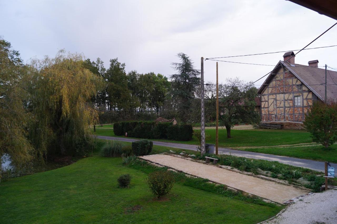 Gite De La Jument Grise Lescheroux Exteriör bild